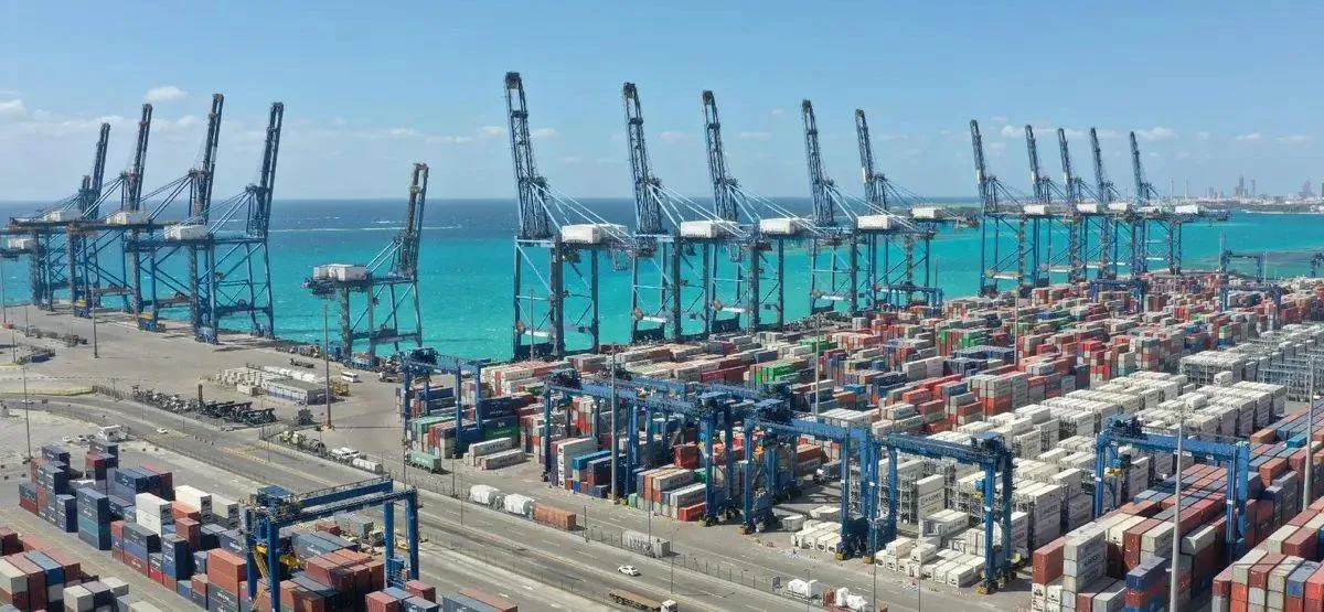 السعودية تعزز نفوذها اللوجستي العالمي بتحالفات بحرية وخطوط ملاحية جديدة