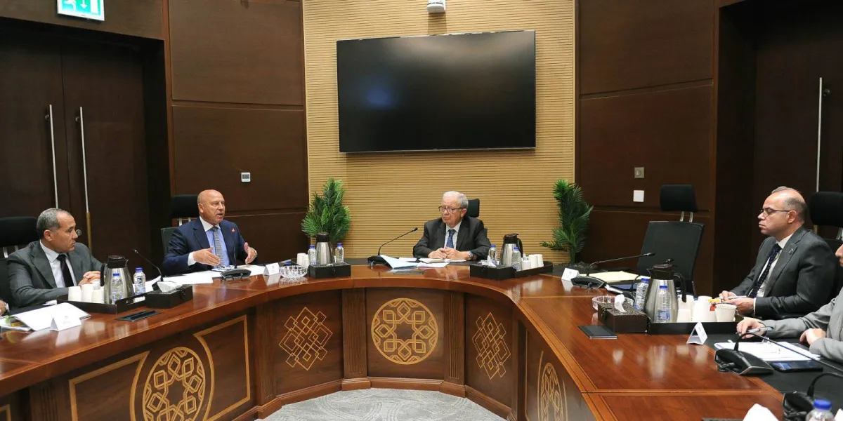 مصر تطلق مشروع القطار الكهربائي لربط البحرين الاحمر والمتوسط وتعزيز التجارة