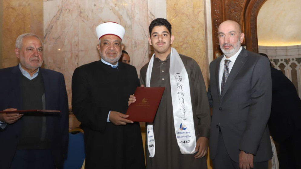 وزير الاوقاف يكرم حفظة القران الكريم بمسجد الهادي