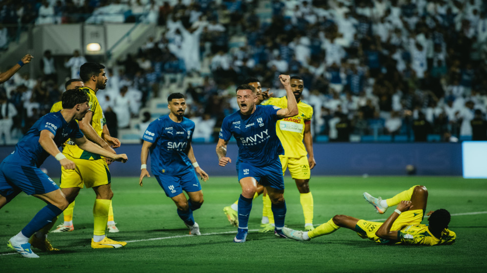 الهلال يضيق الخناق على النصر بفوز مثير في الدوري السعودي