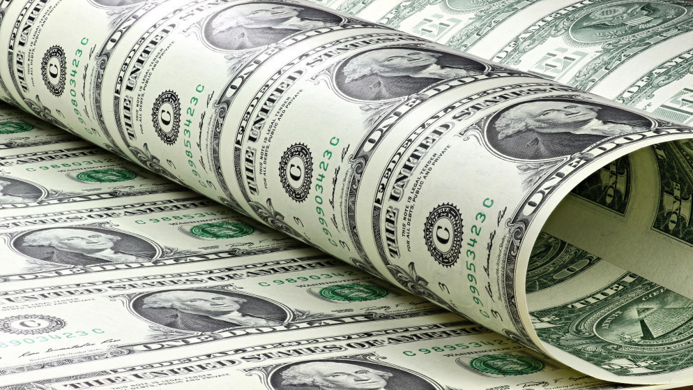 الدولار يتراجع وسط تفاؤل حذر وترقب أسعار النفط