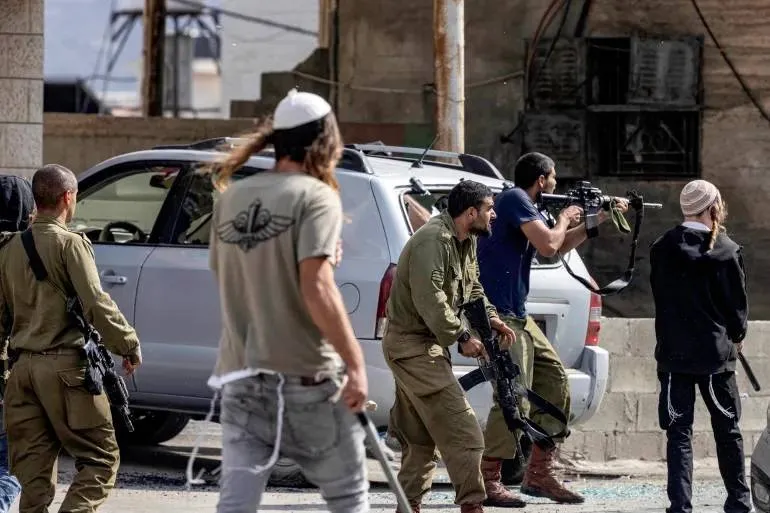 مستوطنون يجبرون فلسطينيين على إعادة دفن جثمان والدهم بالضفة