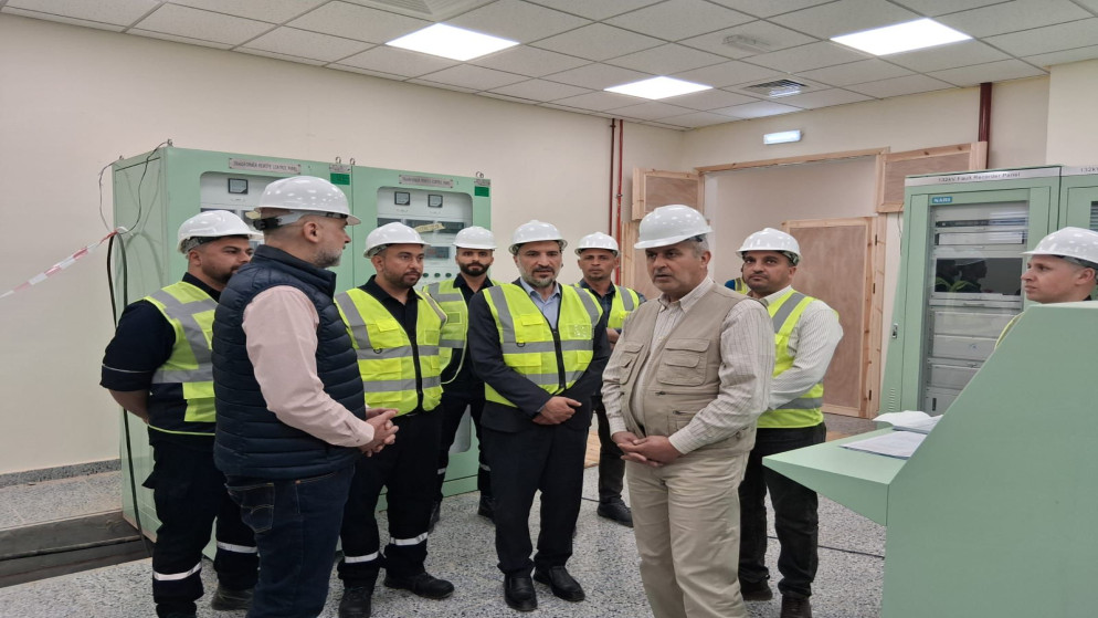 الخرابشة والبطاينة يتفقدان مشروع محطة تحويل الزرقاء الصناعية