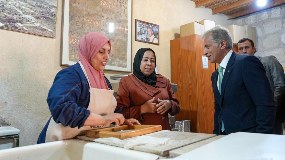 رئيس الوزراء يطلق مبادرات تنموية في عراق الامير ويدعم المشاريع المحلية