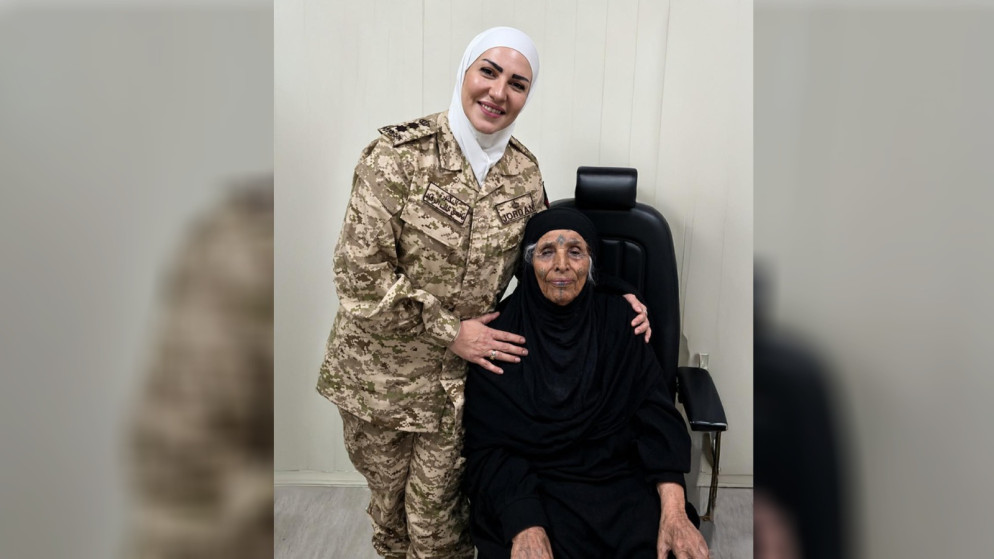 الملكة رانيا تشيد بانجاز طبي اردني بزراعة قرنية لمعمرة