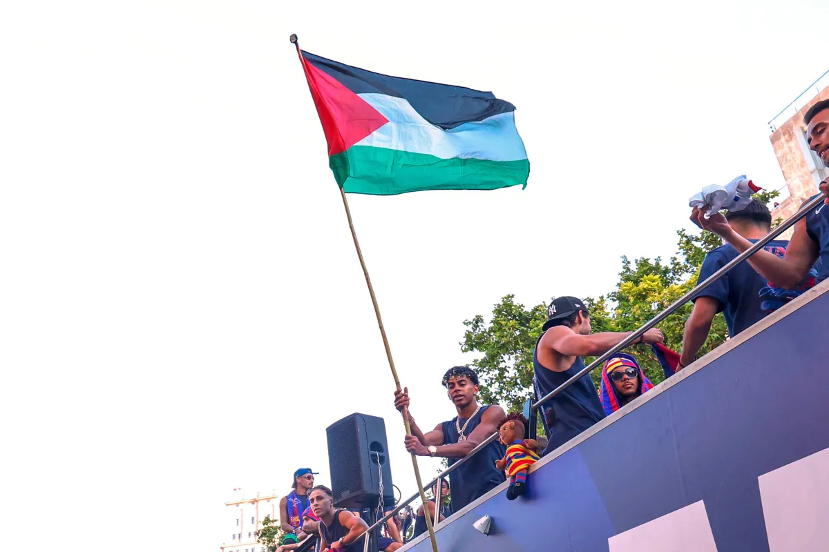 توتر بين إسرائيل وإسبانيا بسبب رفع لامين يامال علم فلسطين