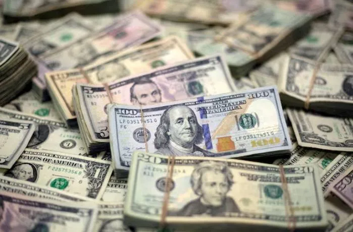 الدولار يقفز مدعوما بعوائد الخزانة وتوقعات رفع الفائدة