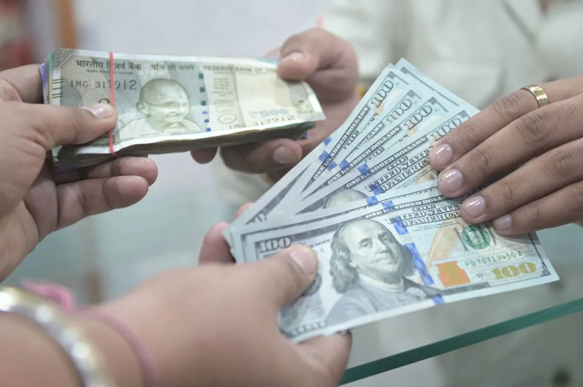الدولار يستقر مع تراجع التوترات الجيوسياسية في الشرق الاوسط