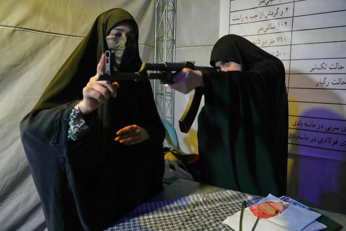 استعراض قوة في طهران: تدريبات على الكلاشينكوف وعروض صواريخ في الأعراس