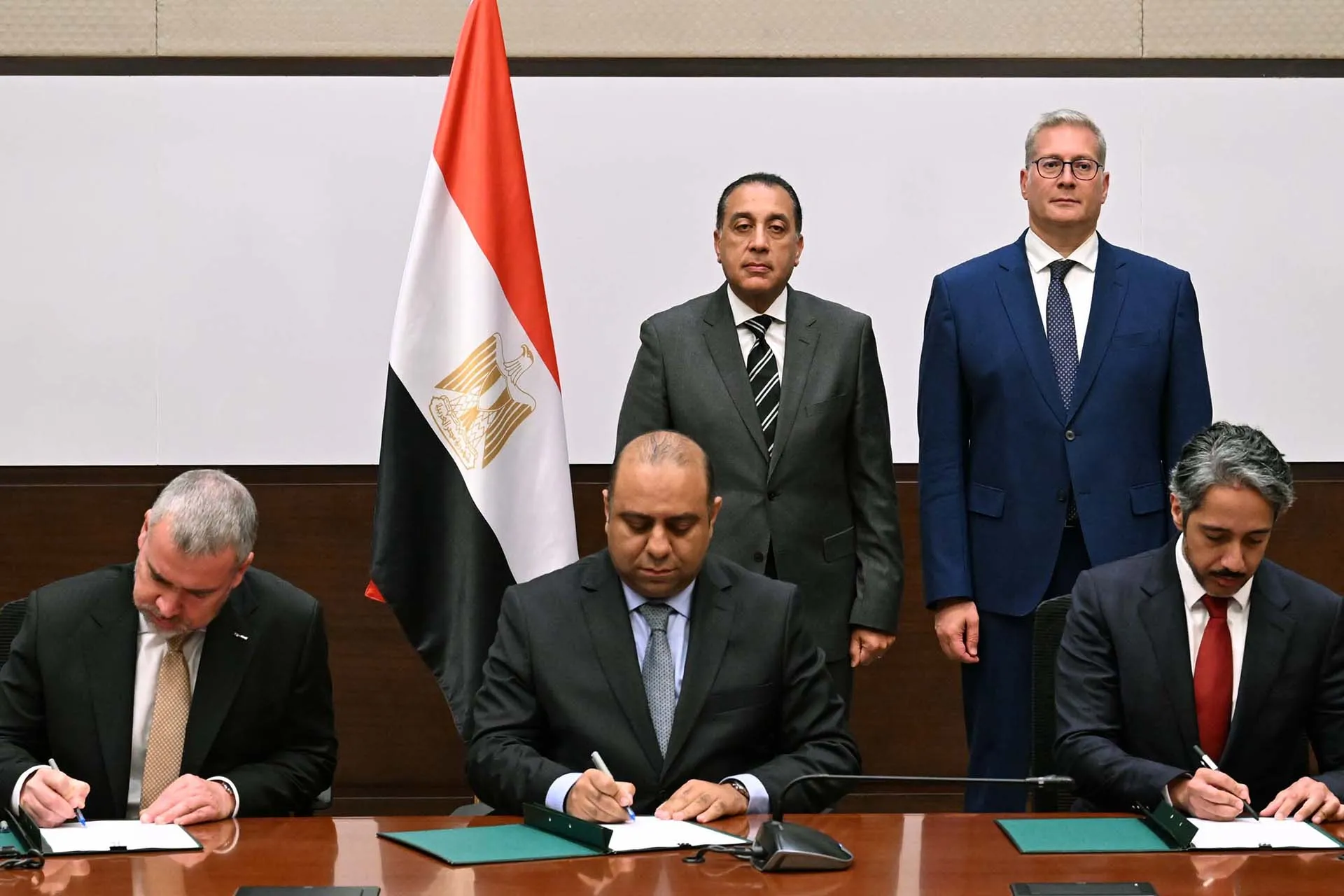 قطر ومصر توقعان اتفاقية للتعاون في مجال الغاز بشرق المتوسط