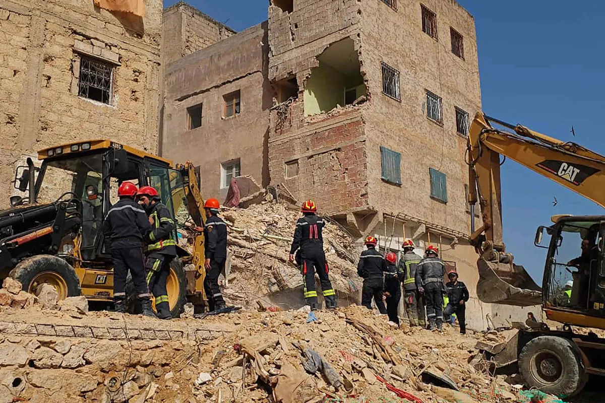 فاجعة في فاس: مصرع 11 شخصا بانهيار مبنى سكني