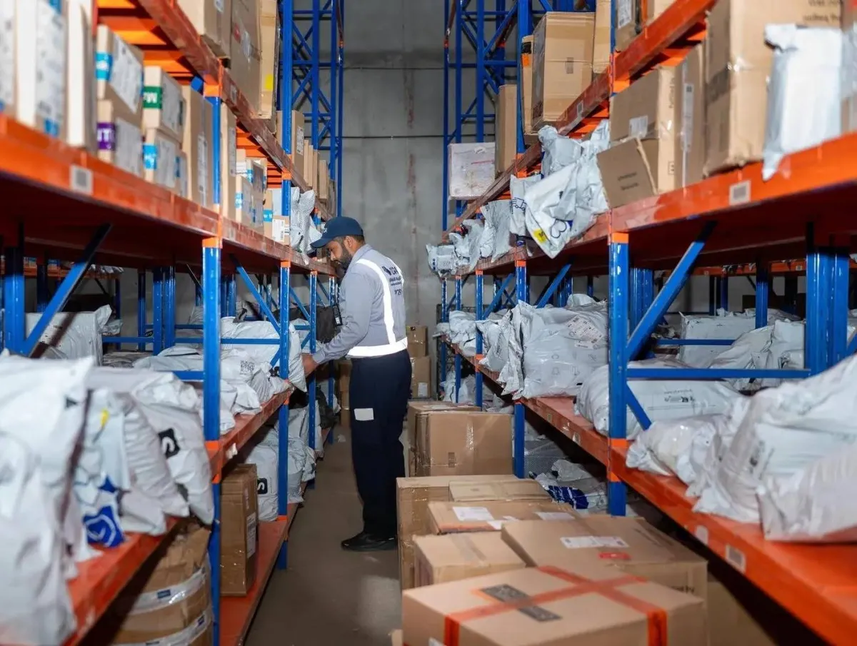 السعودية تلزم شركات الشحن بتمكين المستهلك من فحص الطرود قبل الاستلام