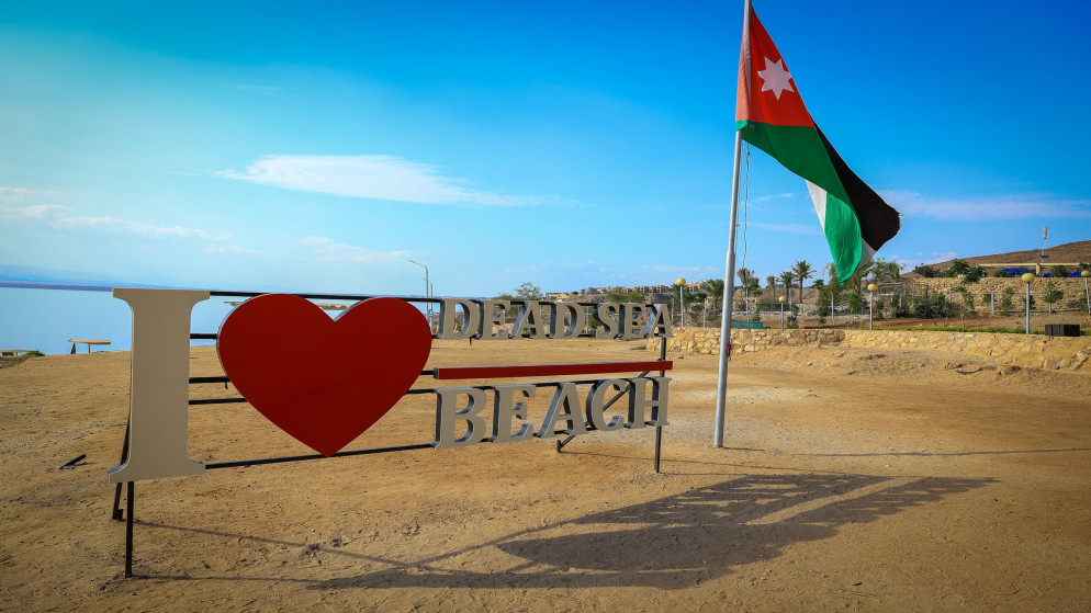 رئيس الوزراء يطلق شاطئ البحر الميت السياحي بعد تطوير شامل