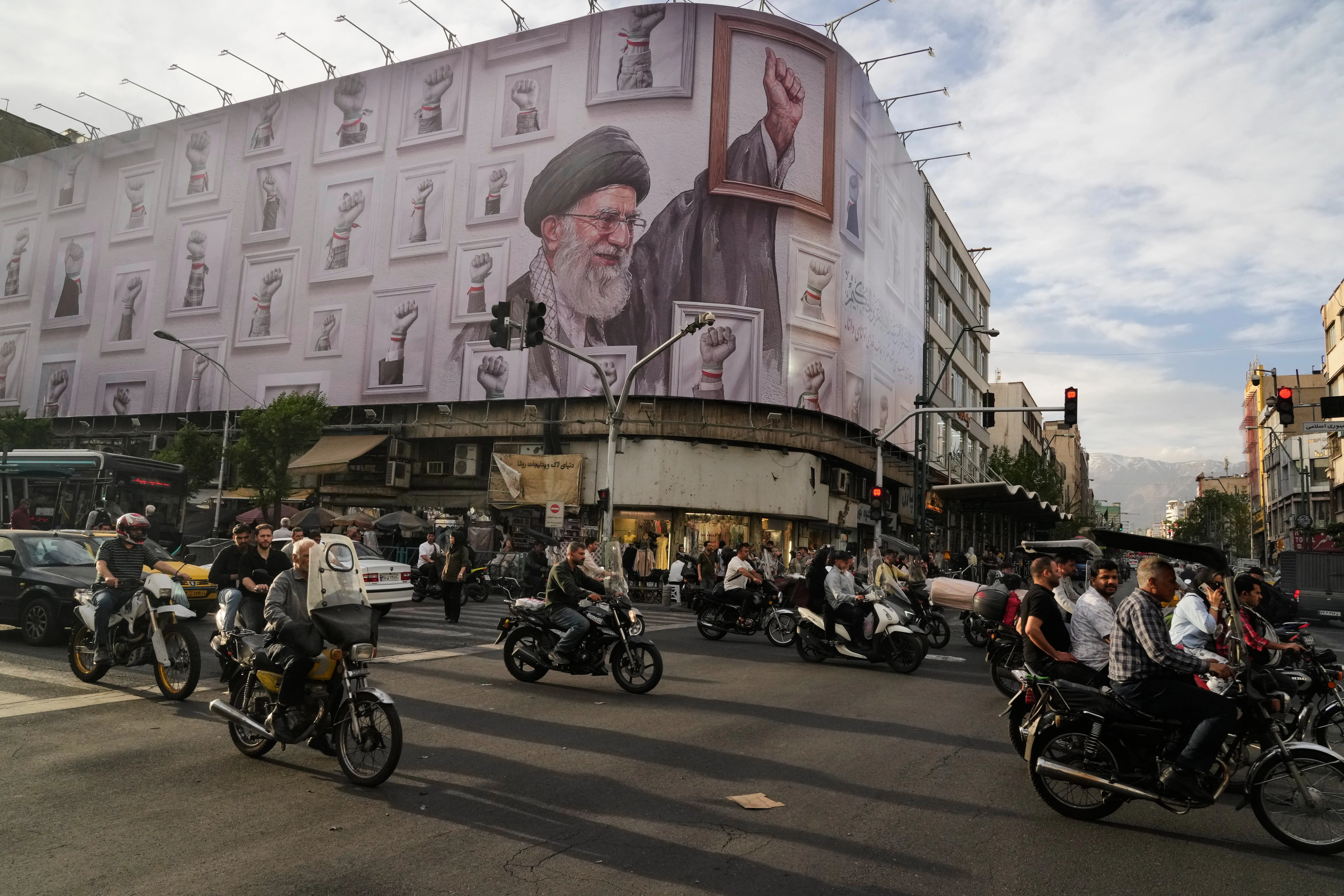 ايران تضغط للافراج عن 100 مليار دولار من اصولها المجمدة