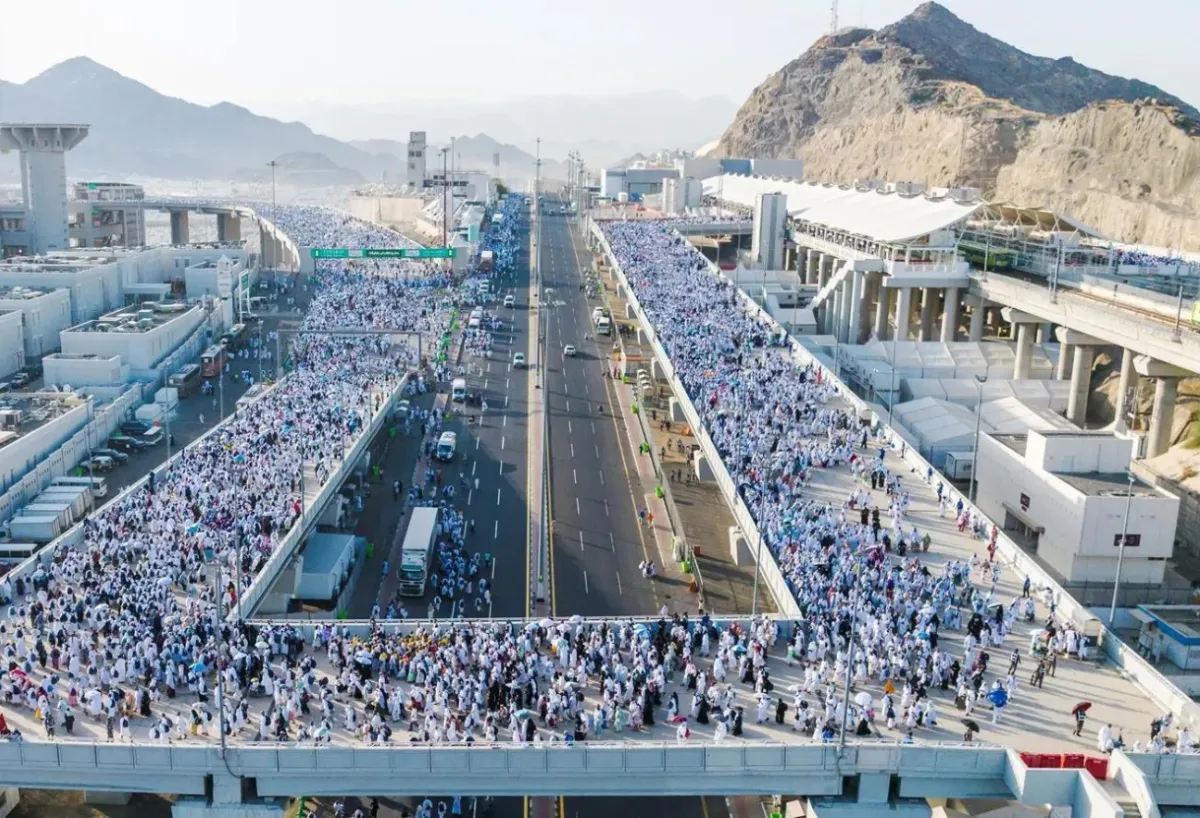 توافد حجاج بيت الله الى منى لقضاء يوم التروية وسط خدمات متكاملة
