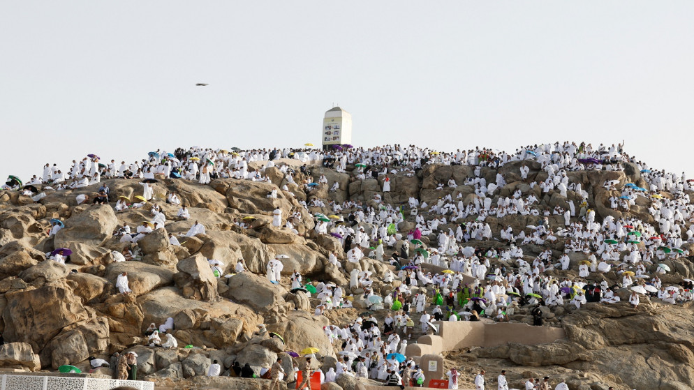 السعودية توجه الحجاج للبقاء في مخيمات عرفات حتى الرابعة عصرا