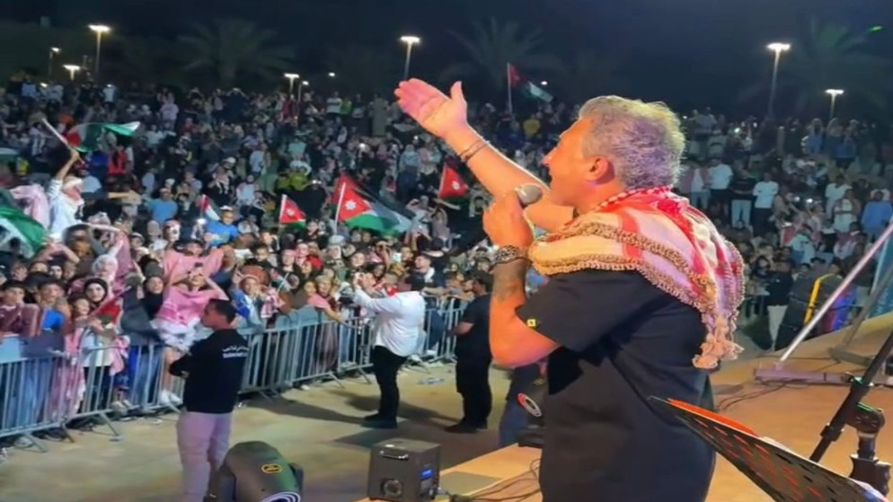 احتفالات ضخمة بعيد الاستقلال في كورنيش البحر الميت بمشاركة 8 آلاف