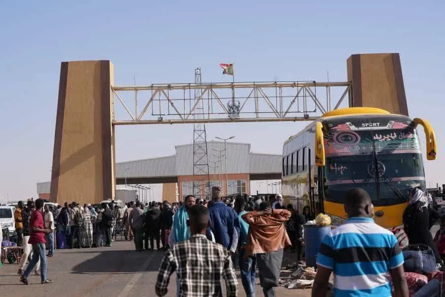 تكدس معبر ارقين يعرقل عودة السودانيين وارتفاع التكاليف يزيد المعاناة
