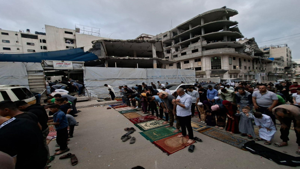 غزة تحت القصف: فلسطينيون يؤدون صلاة العيد على انقاض المساجد