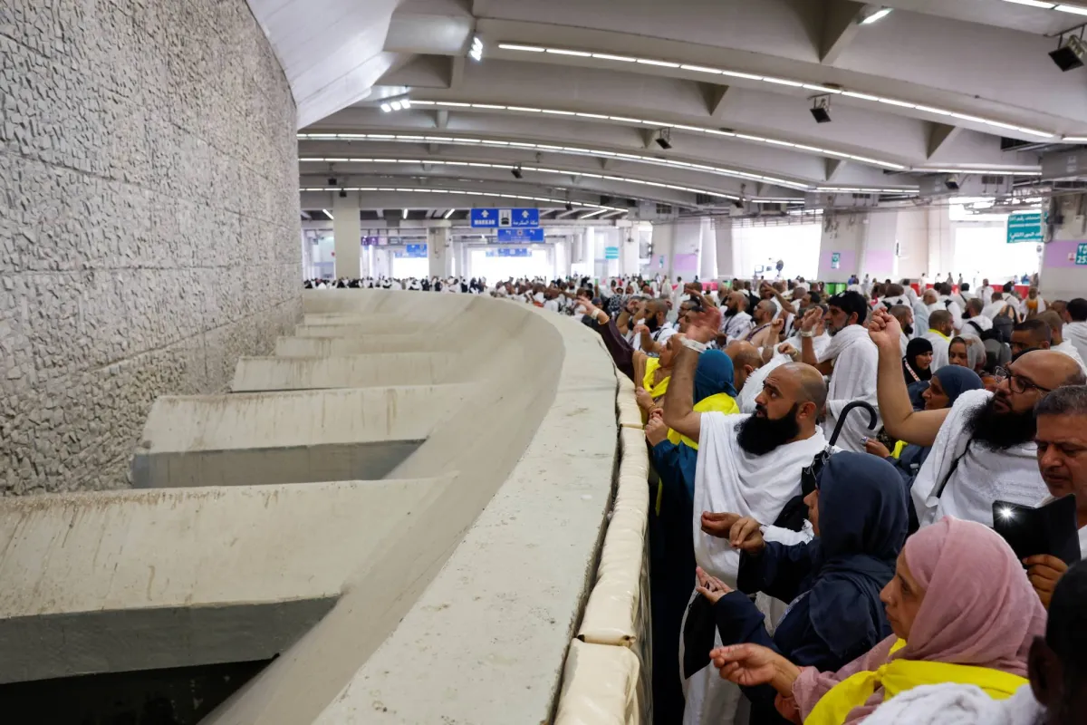 ضيوف الرحمن يبداون رمي جمرة العقبة بانسيابية في مشعر منى