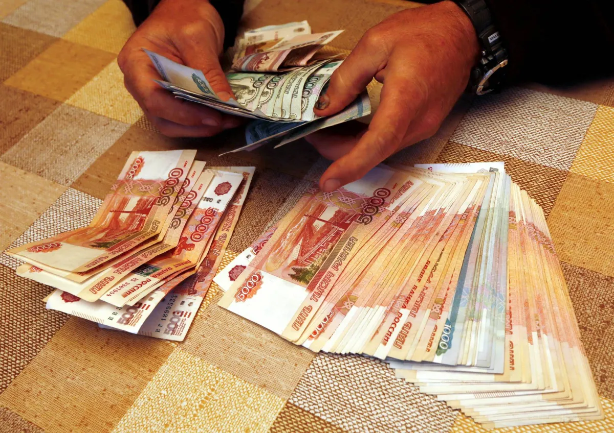 الروبل الروسي يلامس أعلى مستوياته ويضغط على الاقتصاد
