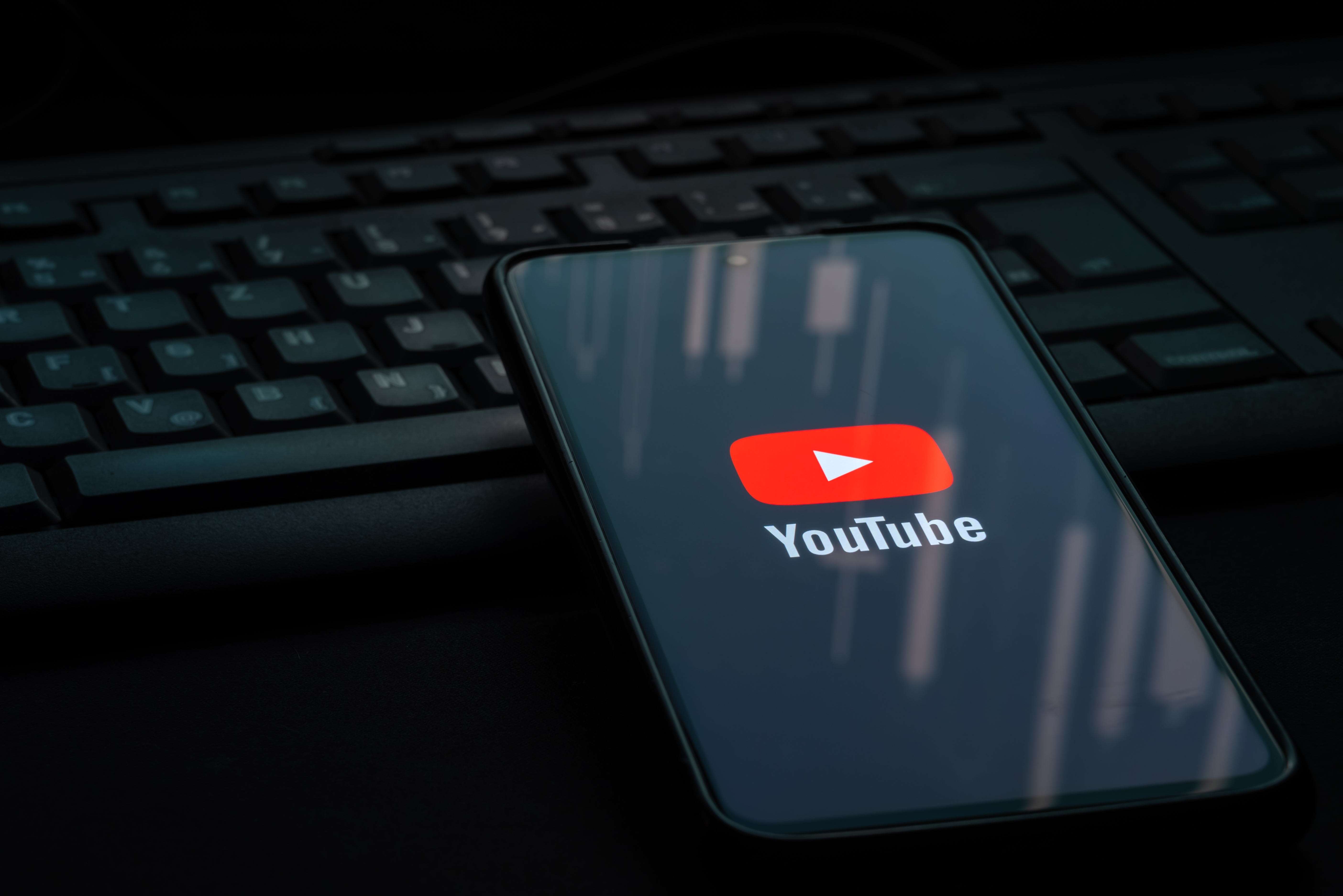 يوتيوب تكشف عن نظام جديد لتحديد المحتوى المنتج بالذكاء الاصطناعي