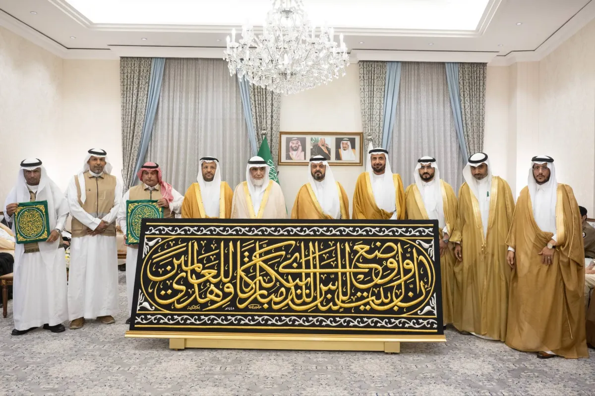 امير مكة يسلم كسوة الكعبة المشرفة لسدنة بيت الله الحرام