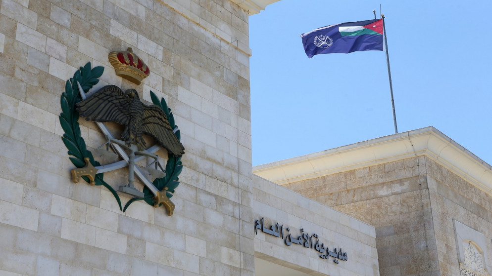 جريمة مروعة بالزرقاء.. القبض على قاتل شاب طعنا بالكتف