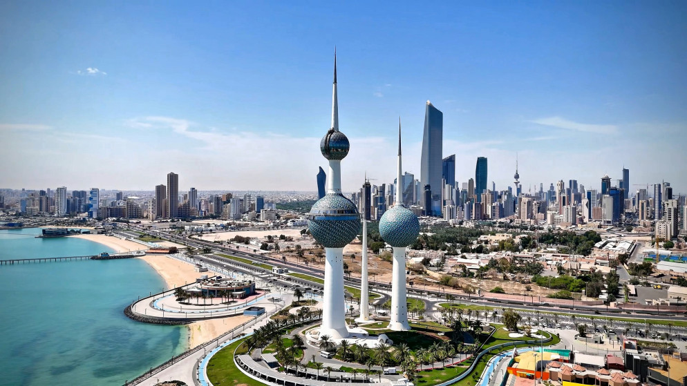 الكويت تتصدى لهجمات صاروخية ومسيرات معادية