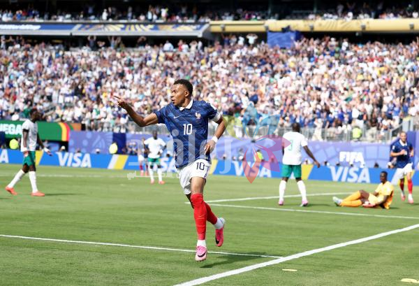 مبابي يقود فرنسا إلى فوز على السنغال في أولى جولاتهما بكأس العالم