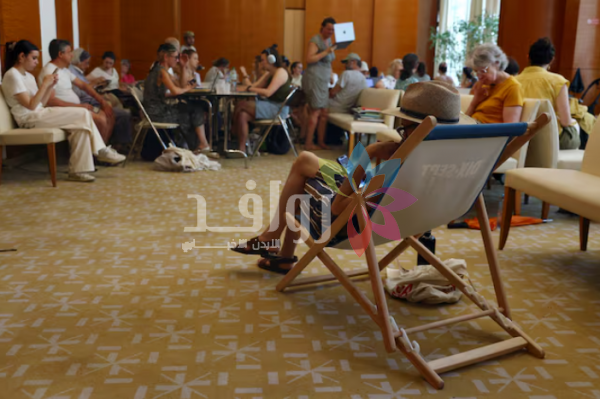 فرنسيون يهجرون بيوتهم إلى غرف الفنادق المكيفة