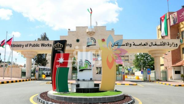 الأشغال تبدأ أعمال صيانة على طريق المطار ليلا