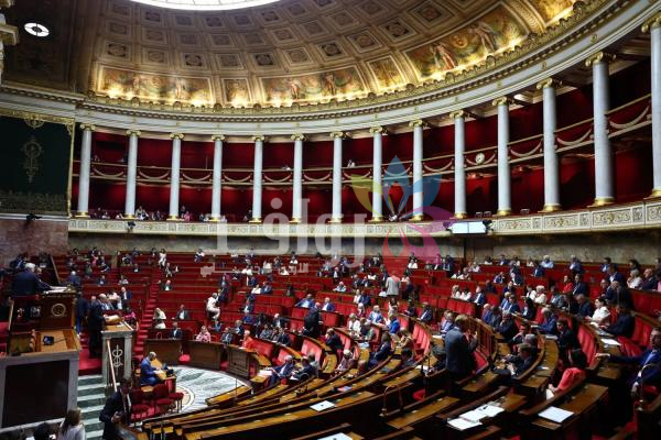 فرنسا تقر حظر وسائل التواصل الاجتماعي على الأطفال دون 15 عاماً