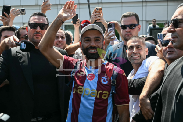 رامي جمال يُهدي محمد صلاح كورالاً غنائياً حماسياً بالتركية