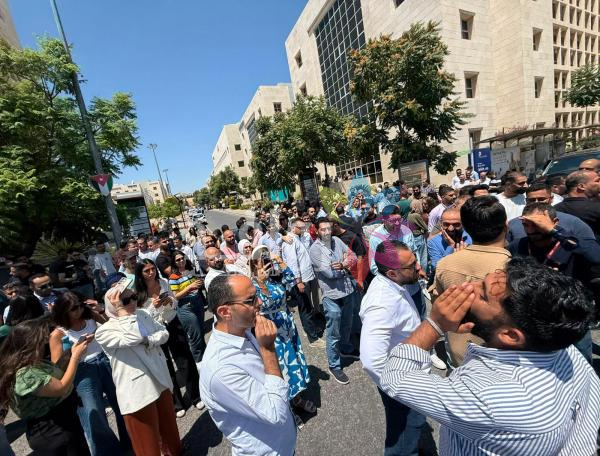 موظفو مجمع الأعمال يحتجون على رسوم مواقف المركبات