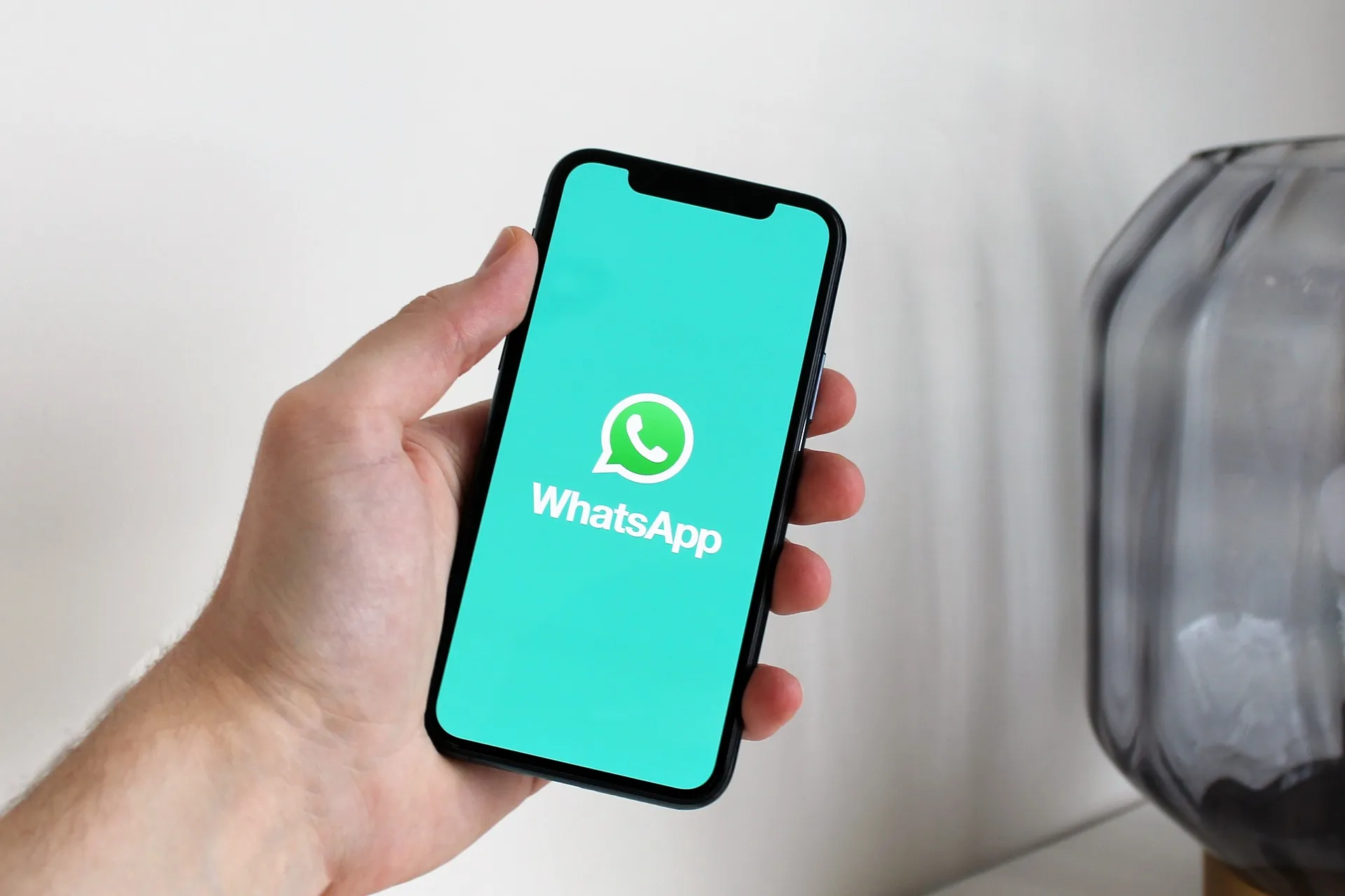 واتساب يسهل الوصول لرسائلكم القديمة عبر اختصار ذكي على ايفون
