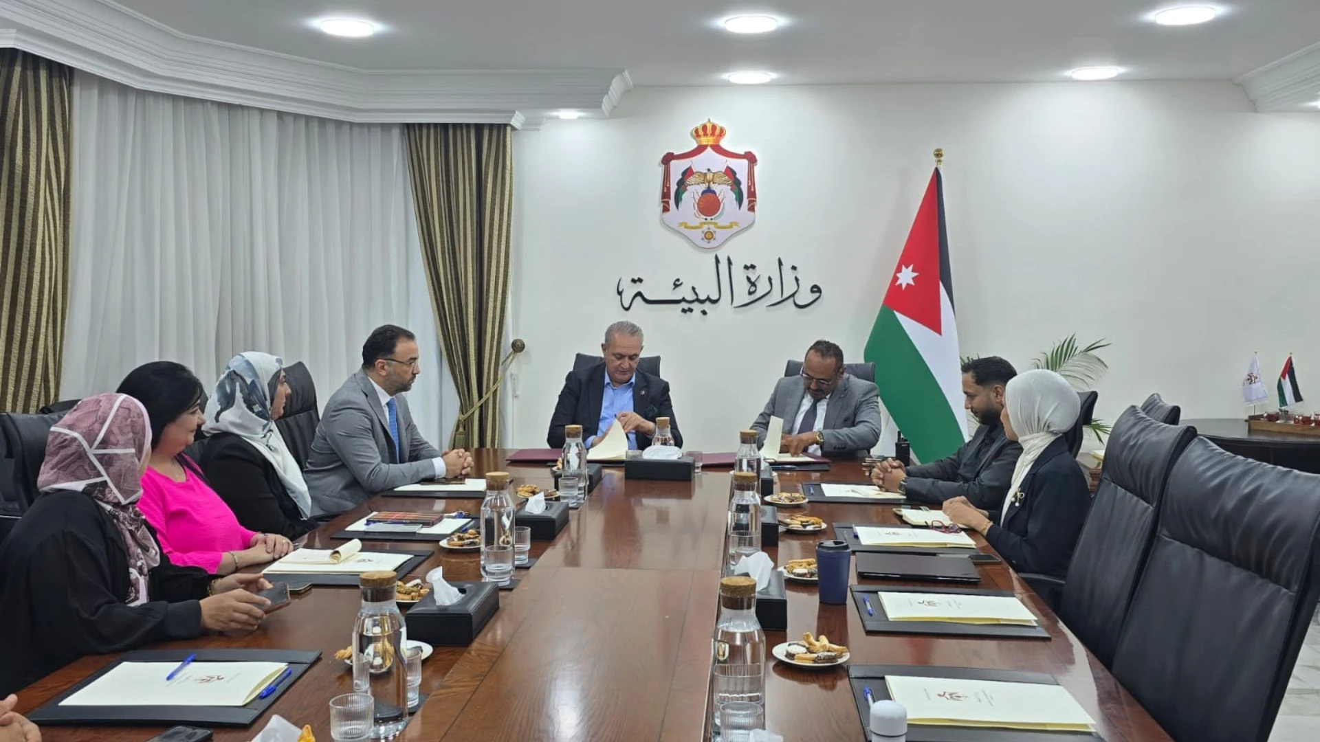 تعاون استراتيجي بين وزارة البيئة وشركة الشرق الاقصى لتعزيز الاقتصاد الدائري