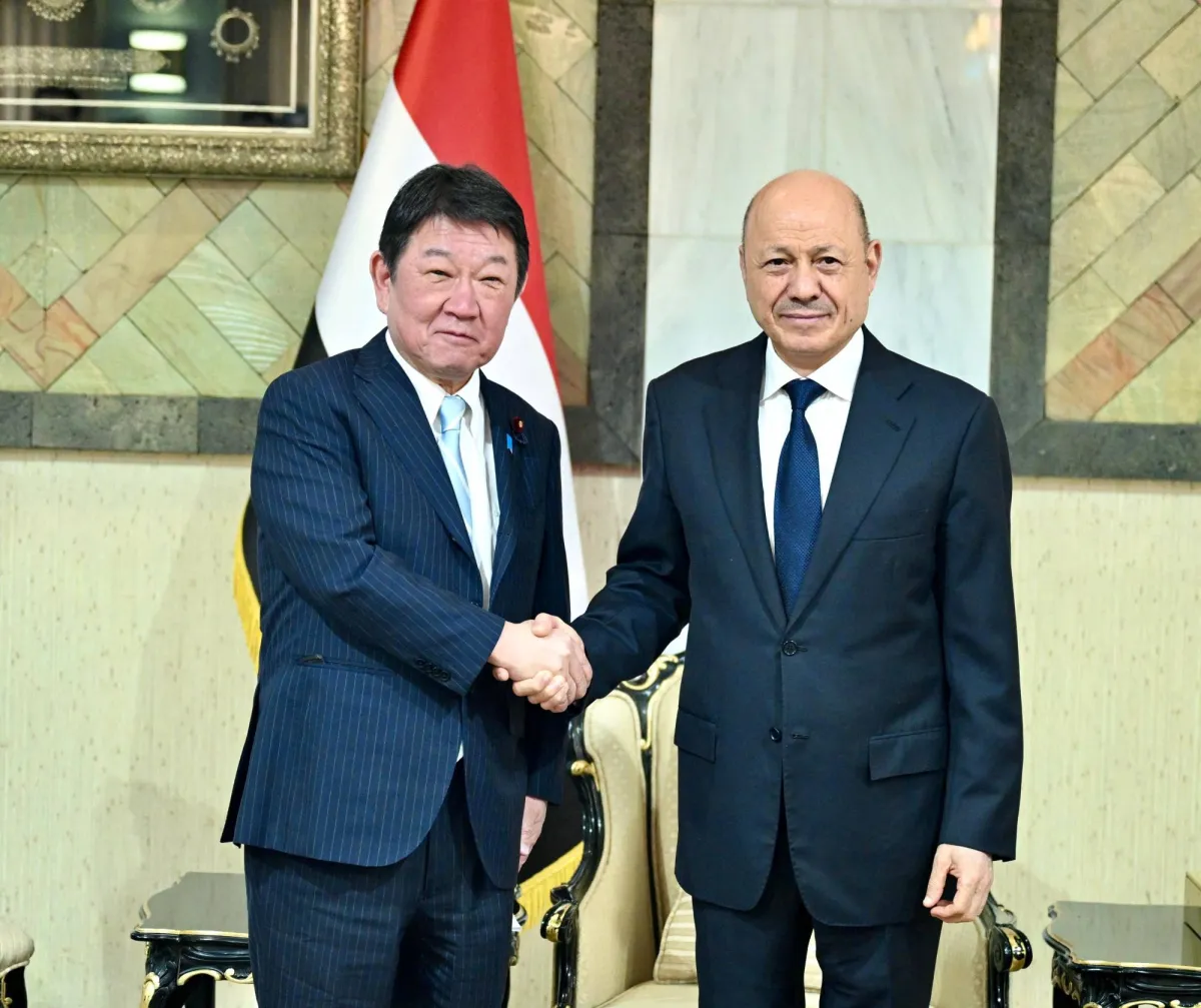 العليمي يجدد التمسك باستعادة مؤسسات الدولة والردع العسكري ضد تصعيد الحوثيين