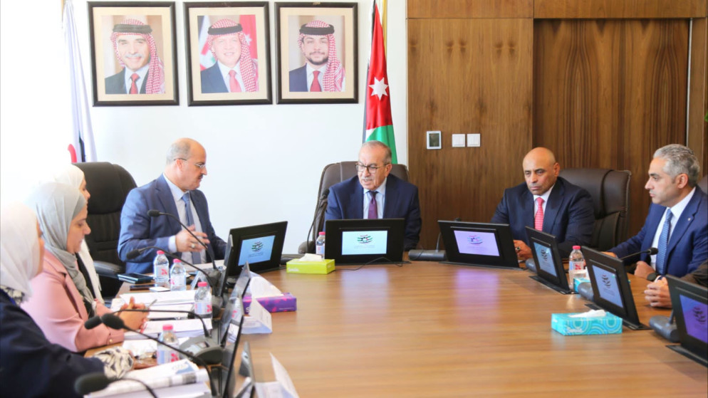 وزير الاشغال يوجه بتسريع التحول الرقمي في دائرة العطاءات الحكومية
