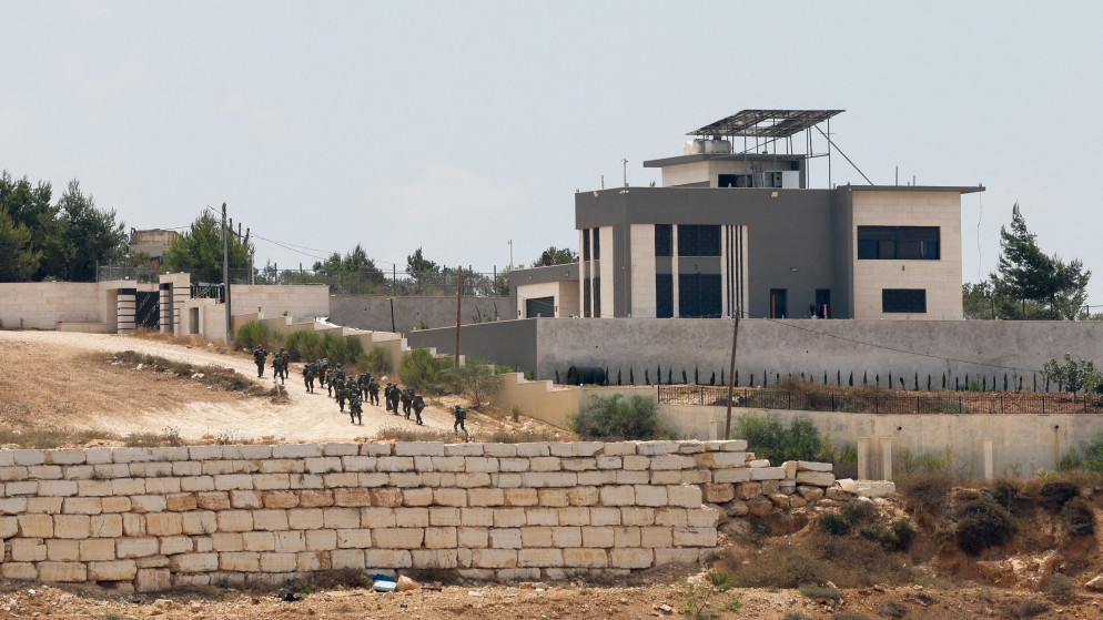 حصار خانق يفرضه المستوطنون على منازل فلسطينية في قصرة لليوم الثاني عشر