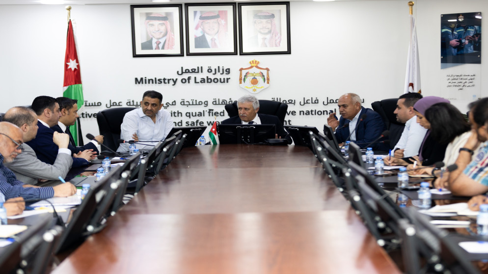 وزارة العمل تبحث سبل دعم قطاع الالبسة والمحيكات في المحافظات
