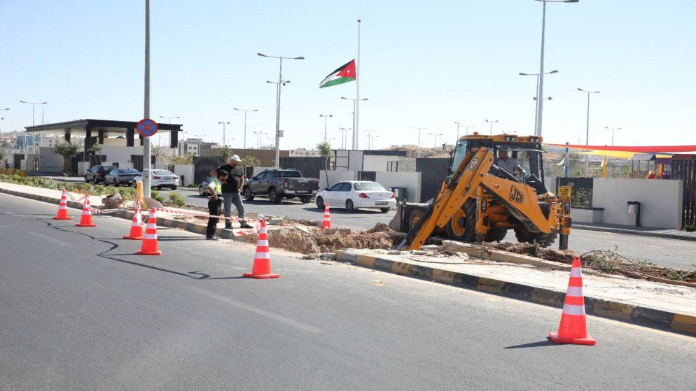 اغلاق مروري شامل في شارع السلام لتركيب جسر مشاة جديد
