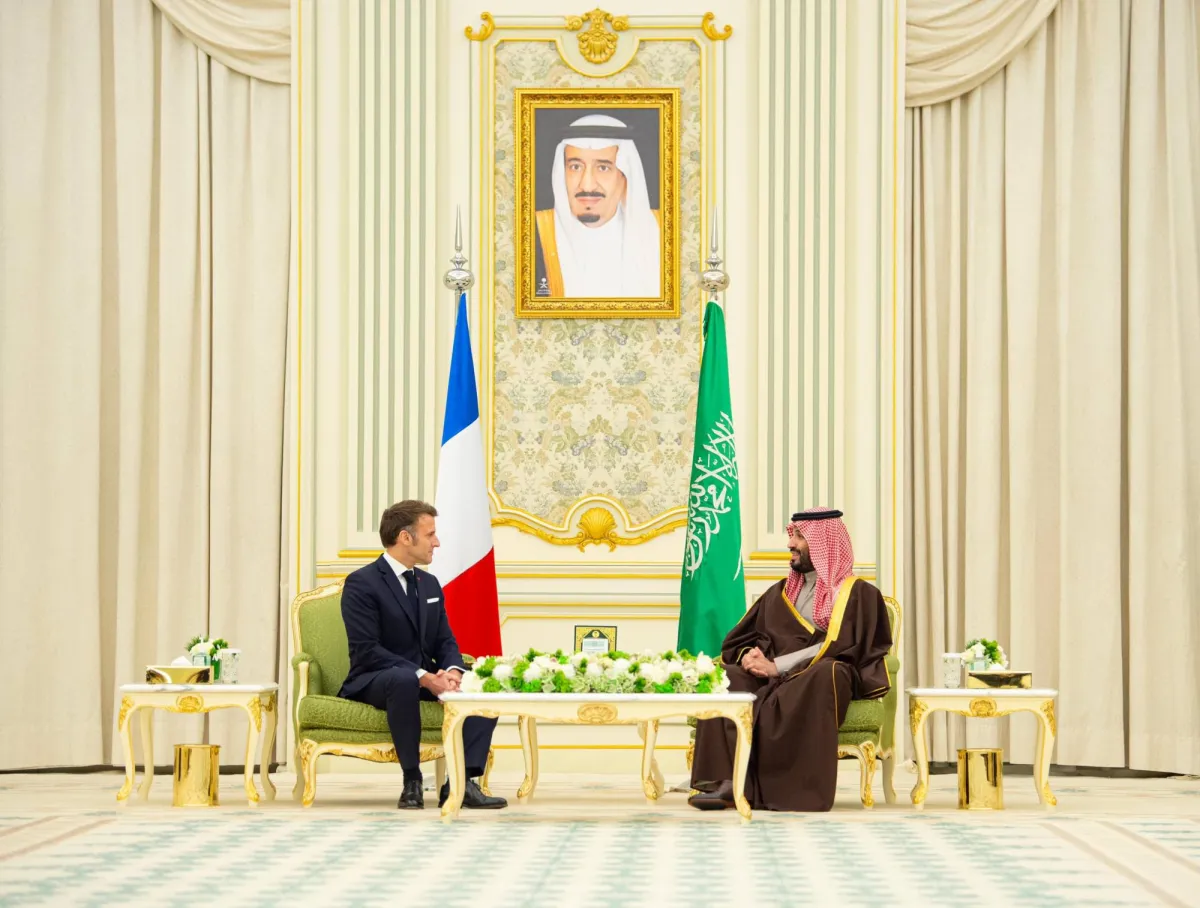 محمد بن سلمان في باريس لتعزيز الشراكة الاستراتيجية ومناقشة ملفات المنطقة