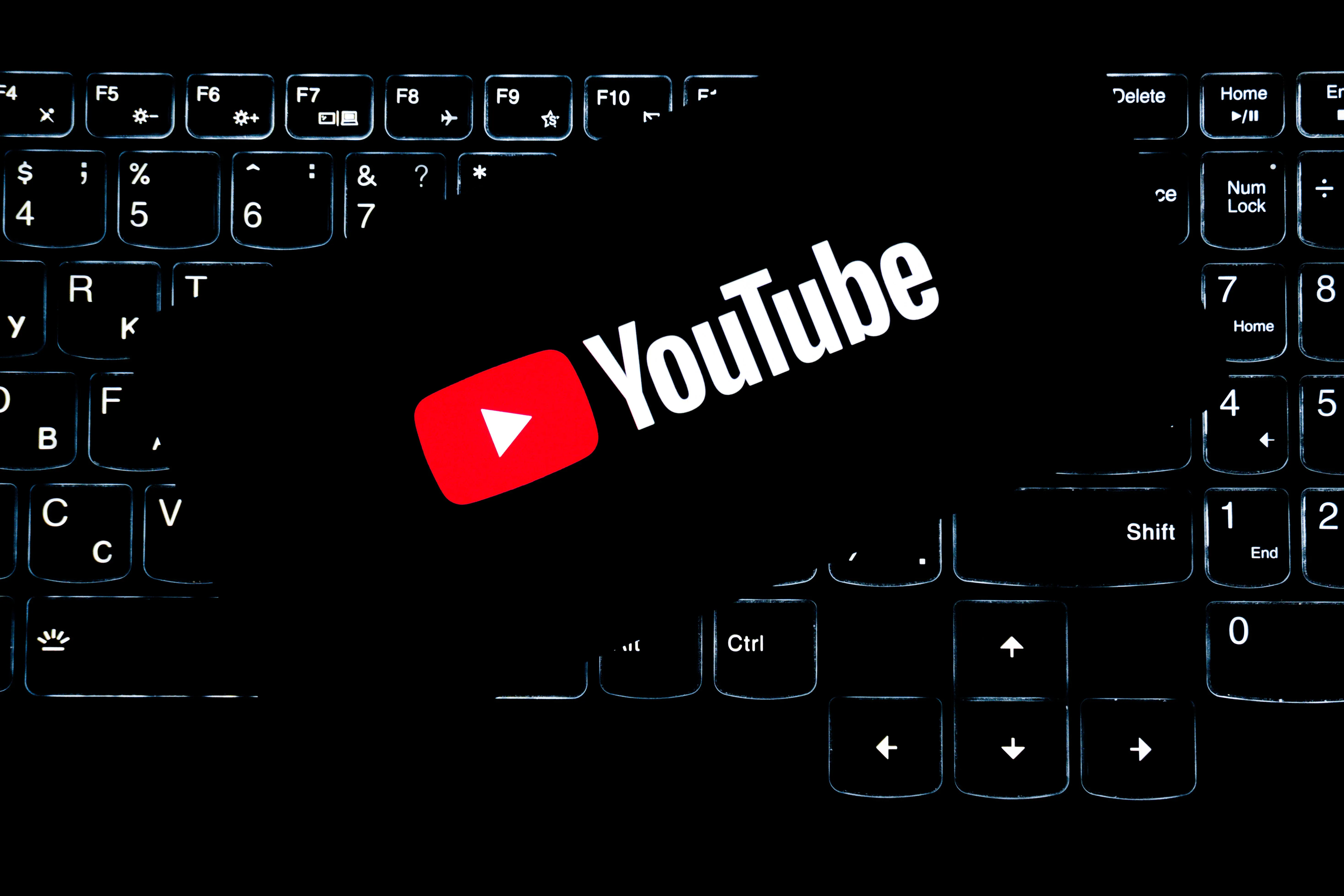حرب الاستقطاب.. يوتيوب ونتفليكس في سباق محموم للسيطرة على كبار صناع المحتوى