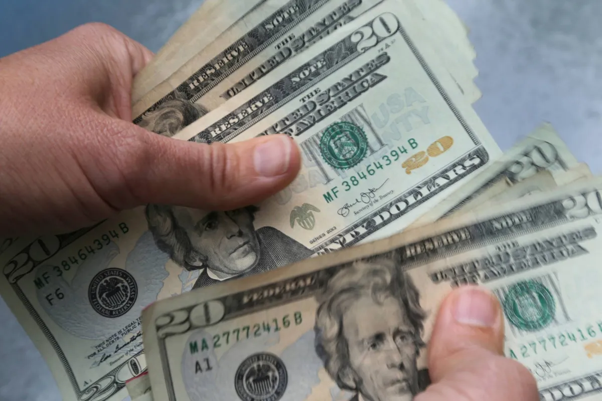 تراجع الدولار مع تصاعد مخاوف الديون الامريكية وتوجه المستثمرين نحو الذهب
