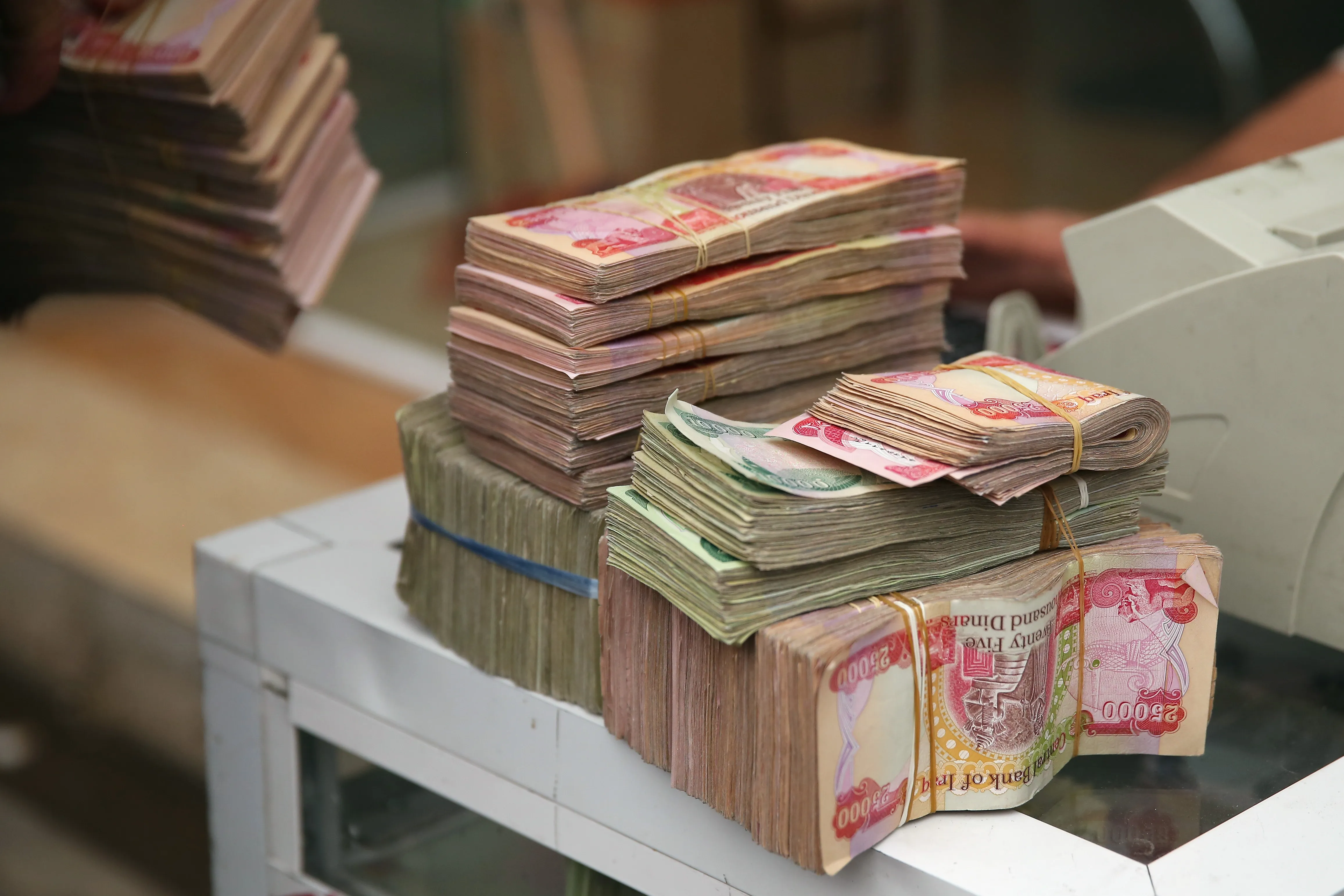 حلول العراق للازمة المالية بين بيع الاصول والاجازات الطويلة
