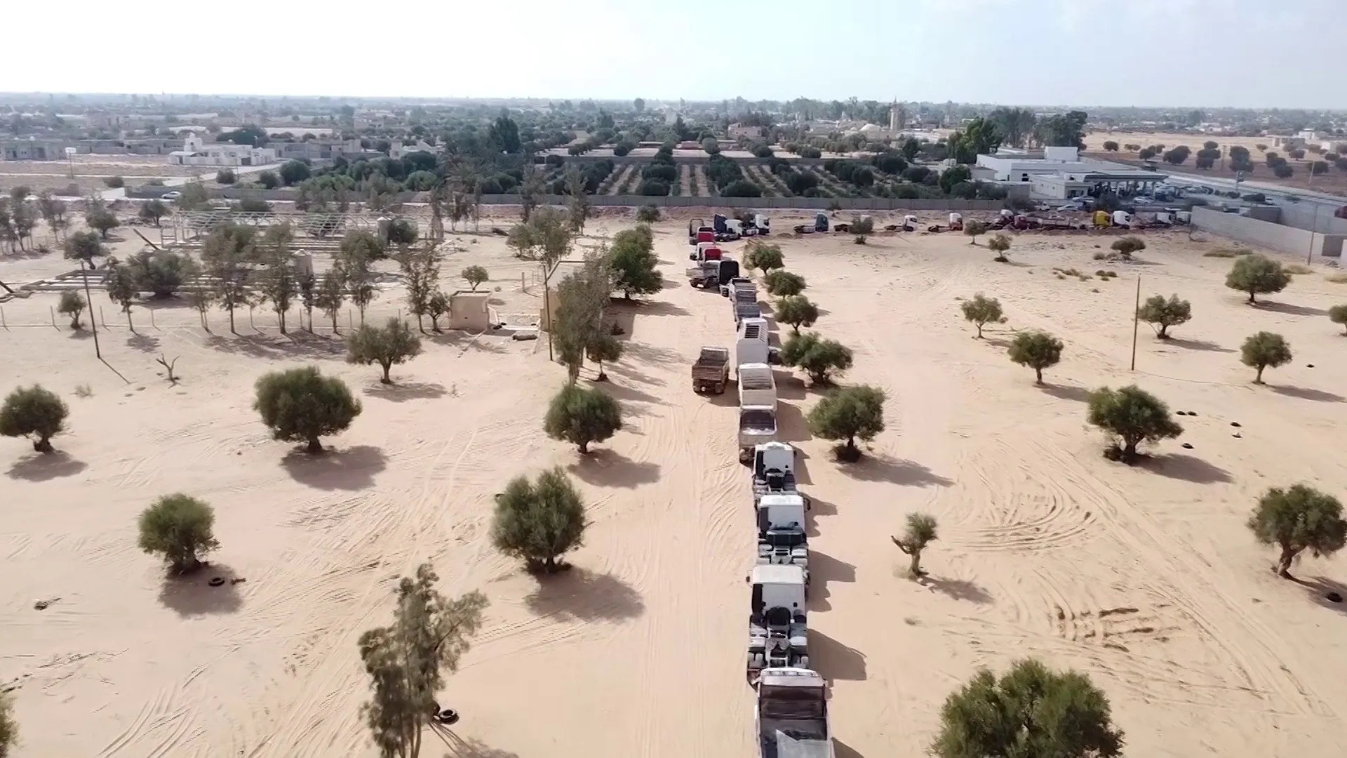 معاناة سائقي طرابلس في طوابير الوقود بين ندرة التوزيع وتغول السوق السوداء