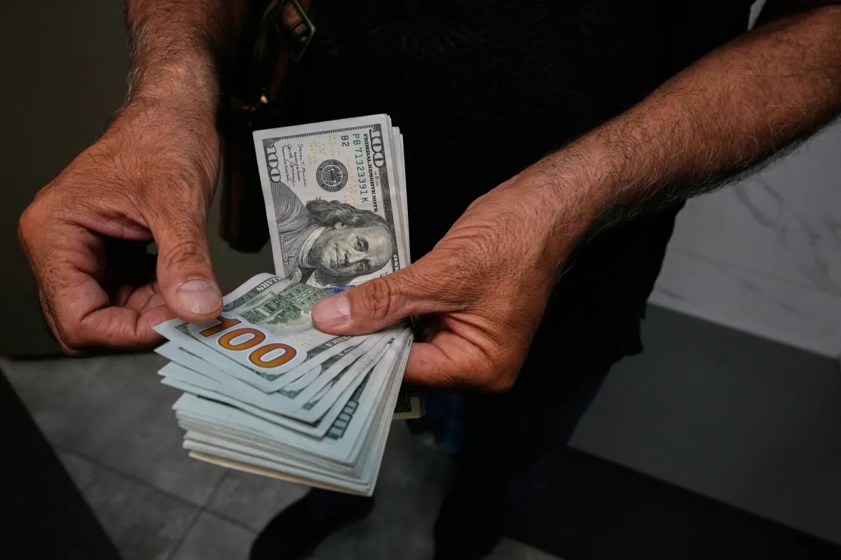 الدولار الامريكي في مواجهة ضغوط العقوبات وتقلبات عوائد السندات