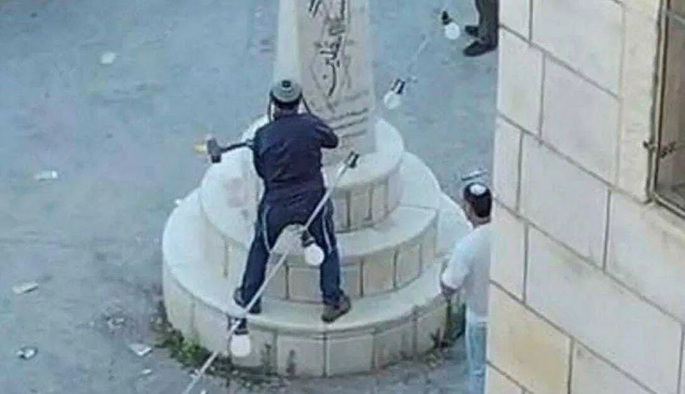 عضو كنيست يحطم نصبا تذكاريا في الضفة الغربية تحت حراسة الجيش