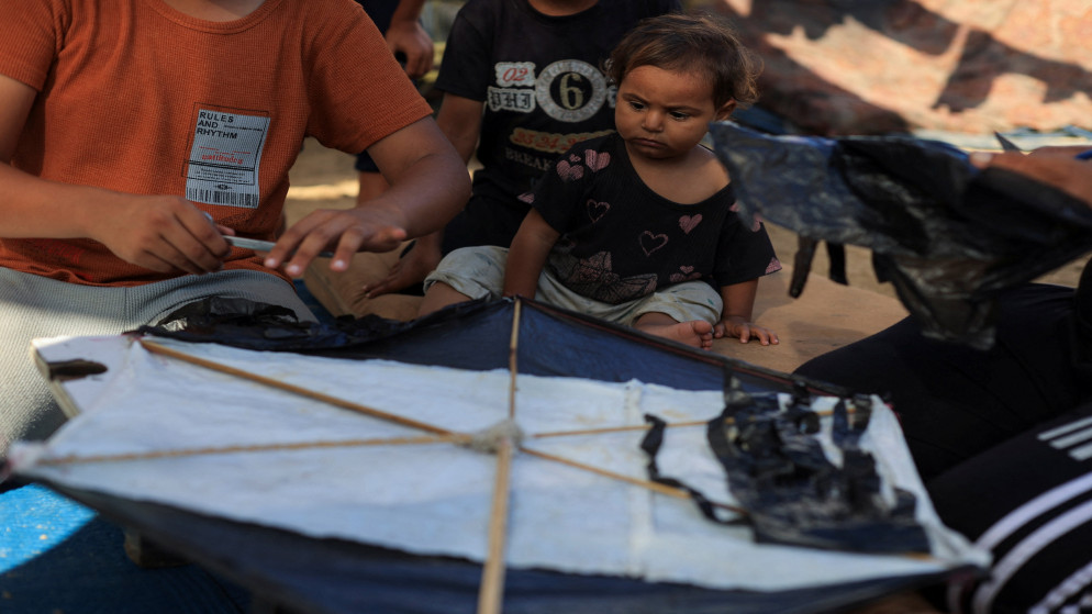 حرب على براءة الاطفال في غزة الاحتلال يلاحق الطائرات الورقية